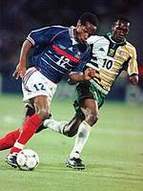 Thierry Henry w meczu przeciwko RPA podczas France98. Wtedy nieznany jeszcze nikomu młokos. Obecnie jeden z najlepszych napastników świata...
