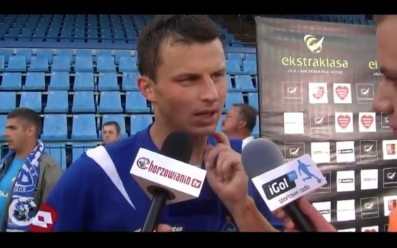 Piłkarz udziela wywiadu przy mikrofonie z kostką iGol FM