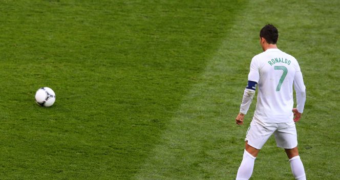 Niekonwencjonalne, śmieszne i najlepsze wykonania rzutów wolnych