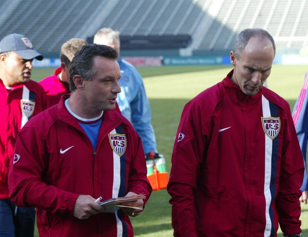 Sąd nad trenerem, bezbarwne zaplecze mistrza i niekwestionowany lider