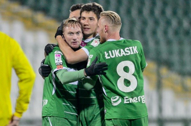 Pokerowa rozgrywka o ósme miejsce w ekstraklasie – analiza szans poszczególnych drużyn