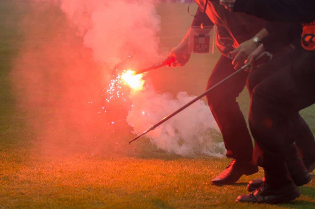 Petardy, race, wybuchy… Stadion piłkarski to nie jest poligon wojskowy!