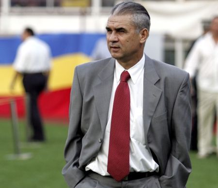 Trenerski nestor z twarzą dyktatora. Kim jest Anghel Iordănescu?