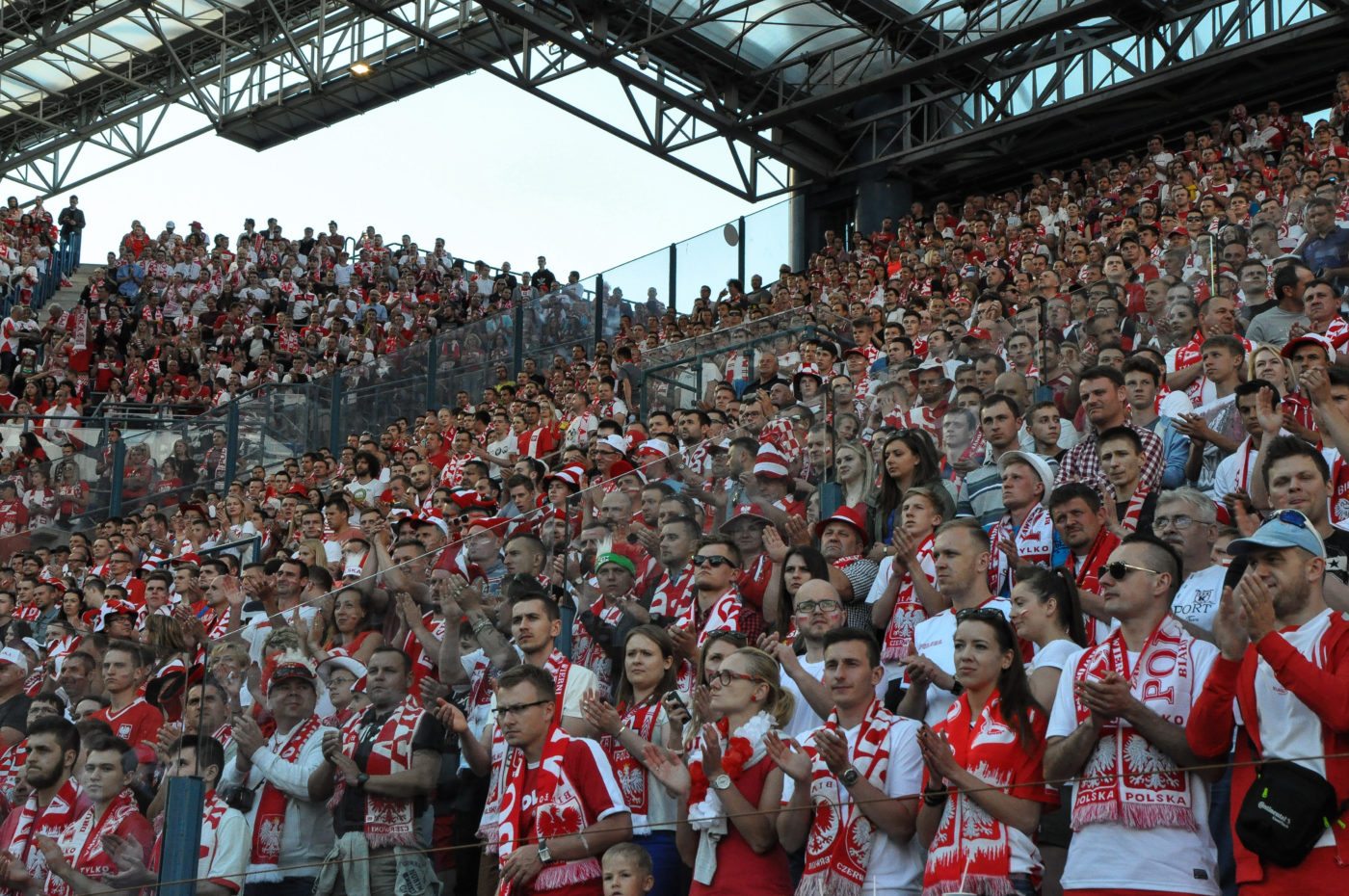 Gra pozorów trwa. Może kibice na trybunach to jednak nie taki zły pomysł?