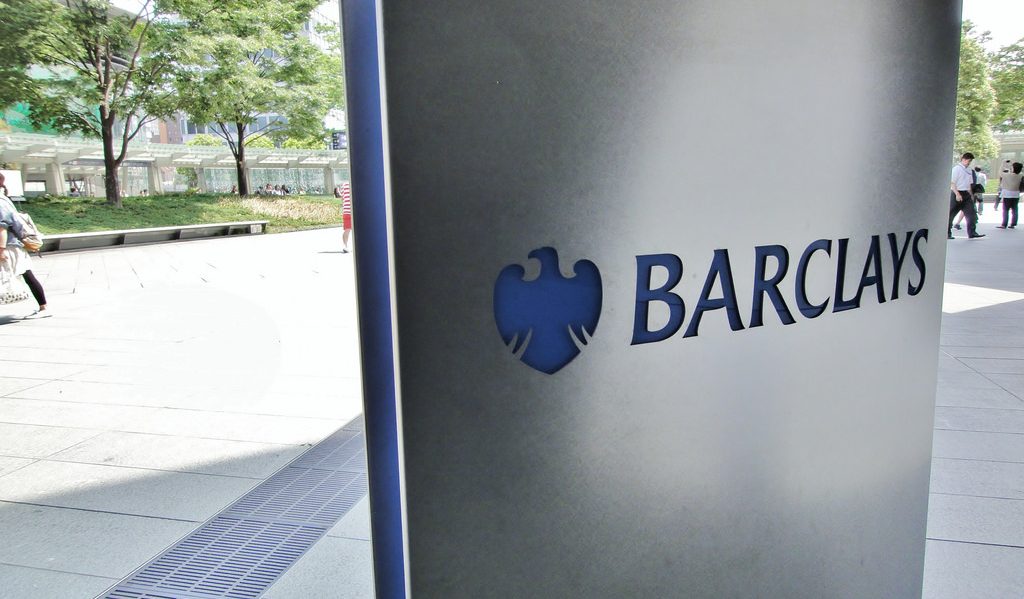 Premier League bez „Barclays” – kasa, szparki i cycate sekretarki