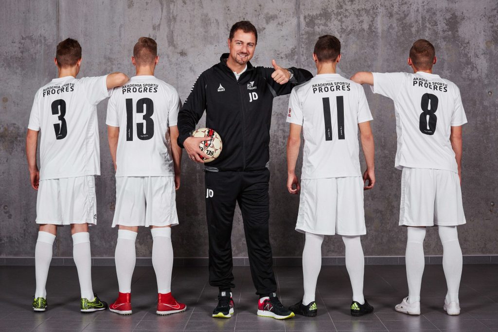 Akademia Sportu Progres w Krakowie. Miała być edukacja dla młodych ludzi, a powstała profesjonalna szkółka piłkarska