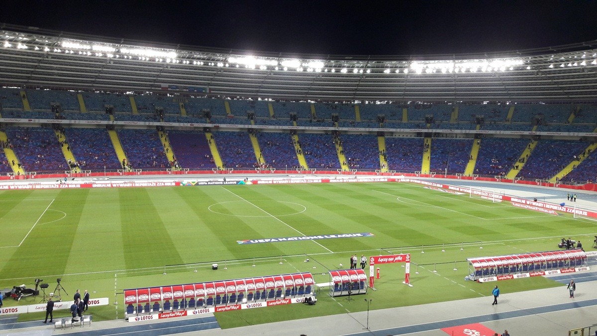 Hymn jak przyśpiewka, gwizdy i cisza – atmosfera słaba jak styl kadry