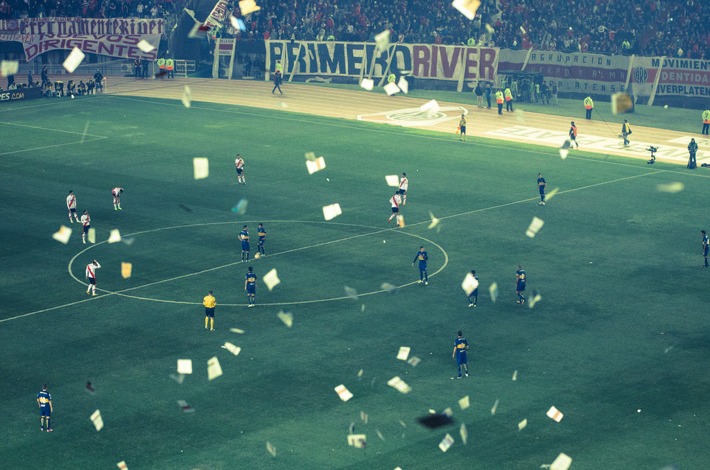 Spalone domy, prowokacje, gangi – krótka historia Superclasico