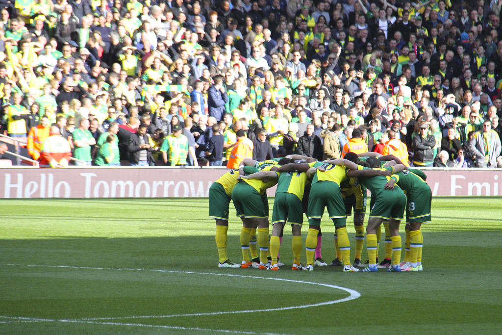 Dean Smith na ratunek zranionym „Kanarkom” z Norwich City