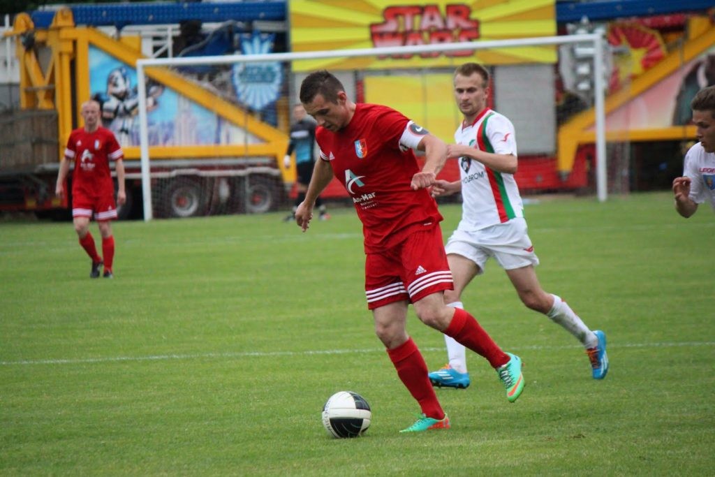 „Życie piłkarza w niższych ligach nie różni się niczym od życia przeciętnego człowieka” (WYWIAD)