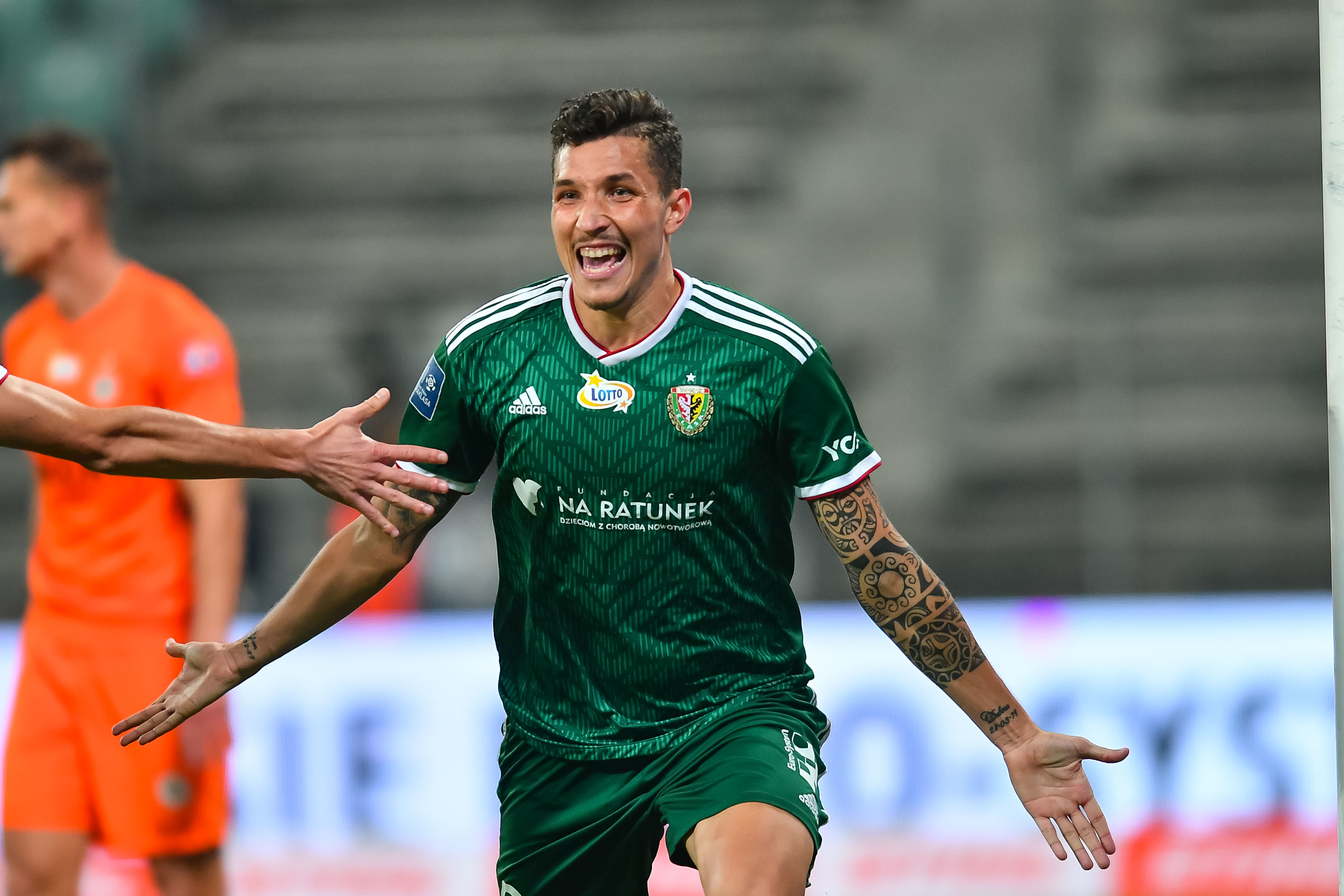 Śląsk Wrocław przełamuje się w drugiej połowie derbów i zachowuje pozycję lidera przed przerwą zimową