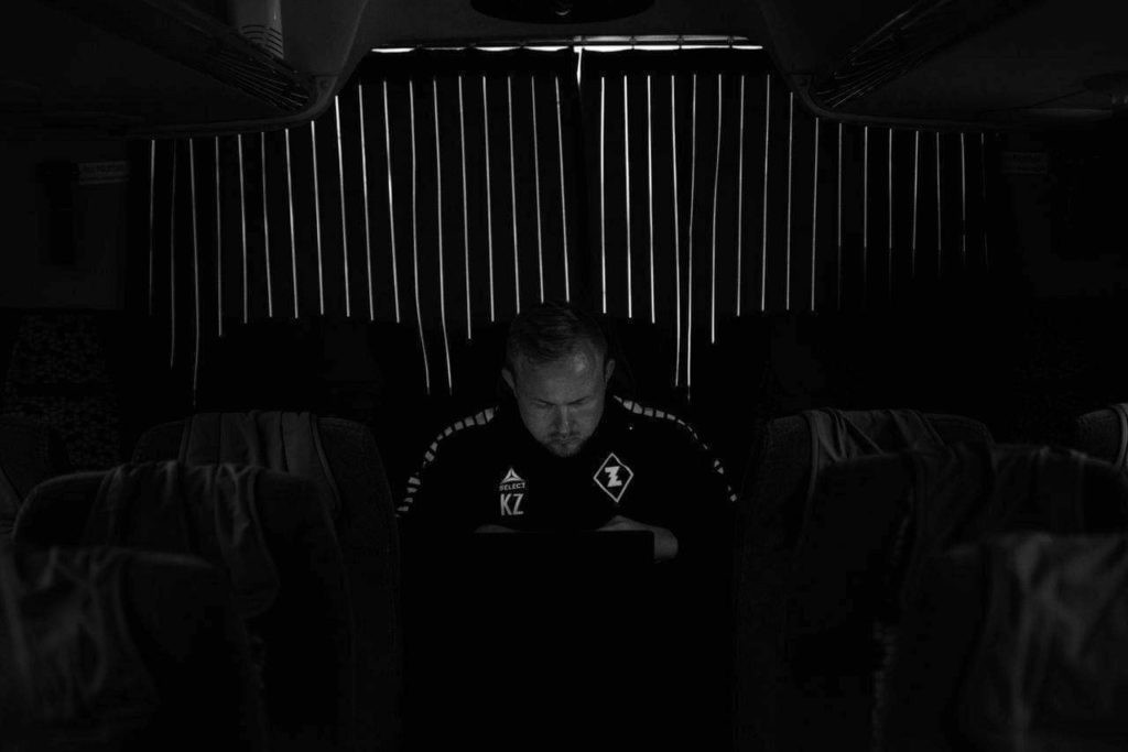 „Z punktu widzenia trenerskiego mamy komfort pracy, bo możemy skupić się na rozwoju drużyny” – czyli AKS Zły, klub wyjątkowy