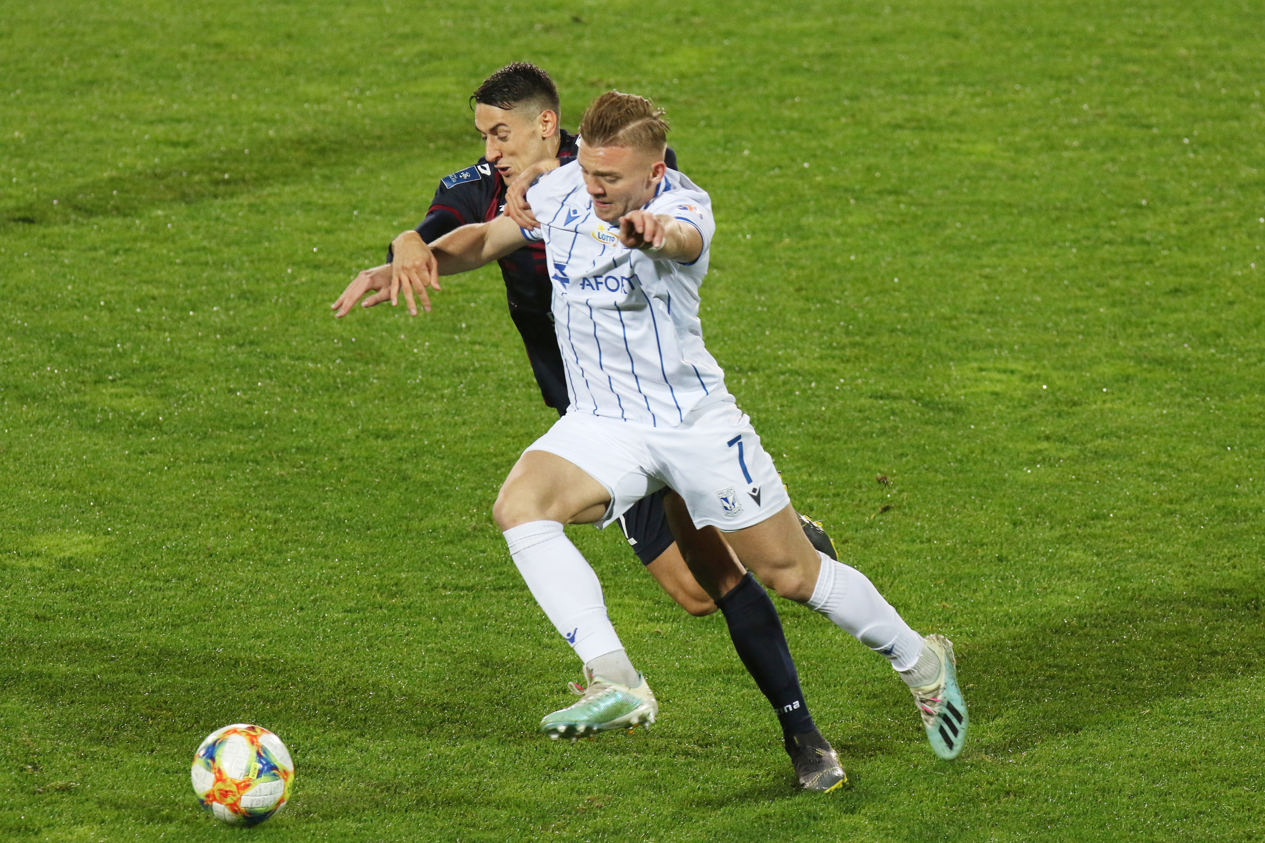 Pogoń Szczecin – tło Lecha Poznań rysowane kredkami Bambino