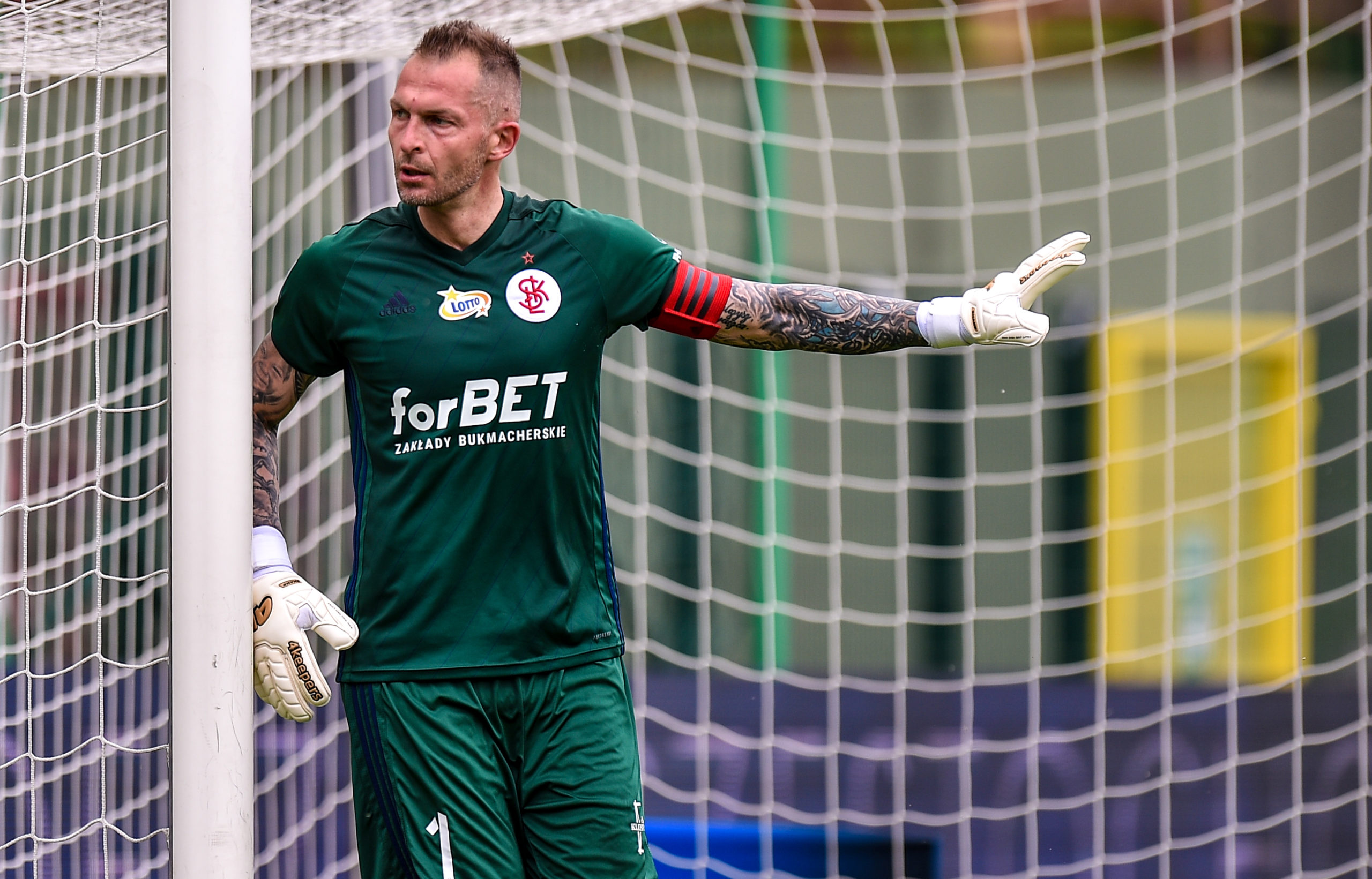 „Wiem, gdzie strzelasz, frajerze” – o trash talku w piłce [felieton]