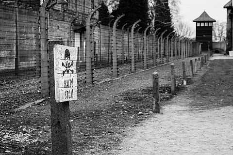 Piłka nożna w obozach koncentracyjnych – namiastka normalnego (?) życia w fabrykach śmierci [WIĘCEJ NIŻ PIŁKA #7]