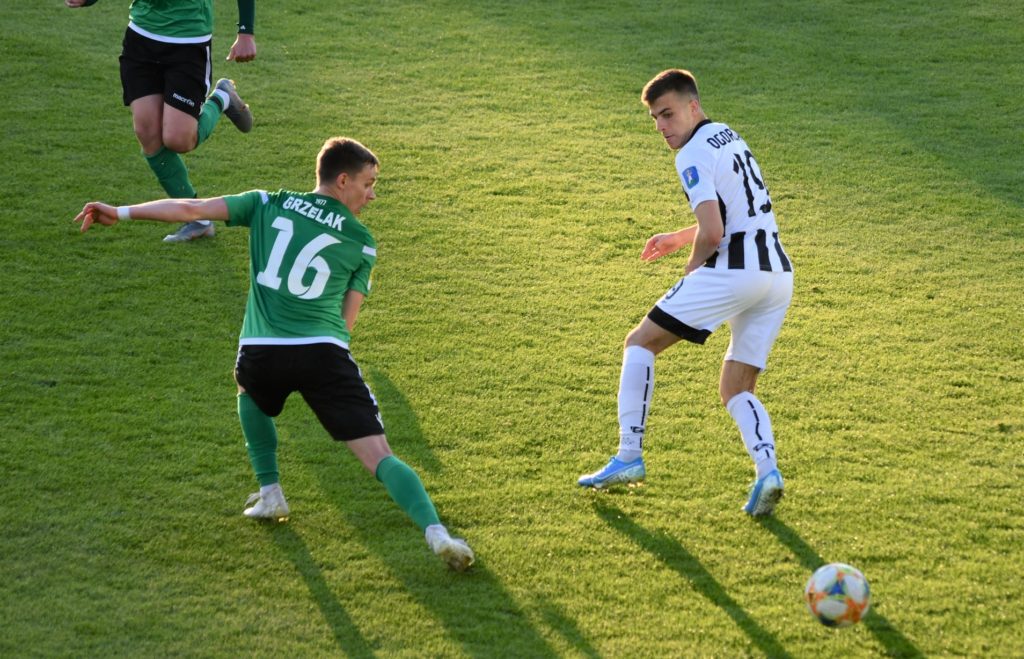 Mikołaj Grzelak z zerwanym więzadłem. Piękny gest byłego kolegi z drużyny