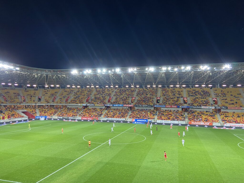 Jagiellonia Białystok ulega Zagłębiu Lubin, wciąż czekając na domowe zwycięstwo