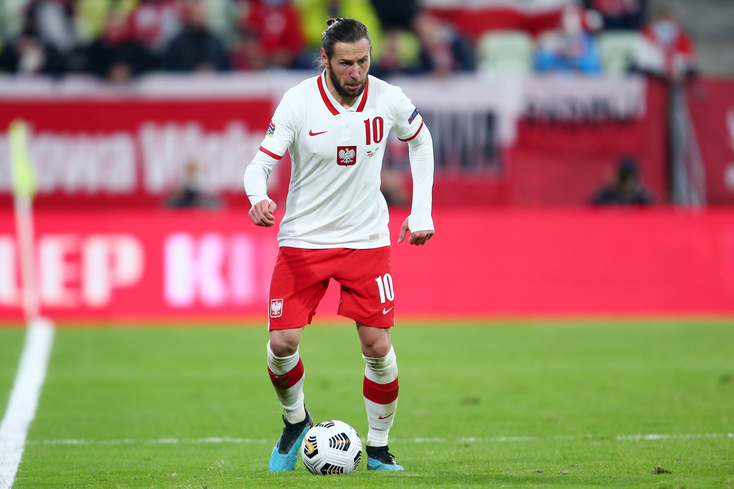 Środek pola, czyli pozytywny ból głowy Michniewicza?