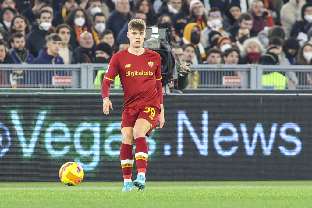 Feyenoord wygrywa z Romą 1:0. Sebastian Szymański wychodzi zwycięsko z pojedynku reprezentantów Polski