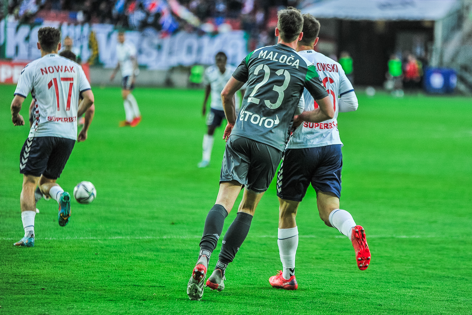 Przegląd kadr: na jakich pozycjach muszą wzmocnić się kluby ekstraklasy?