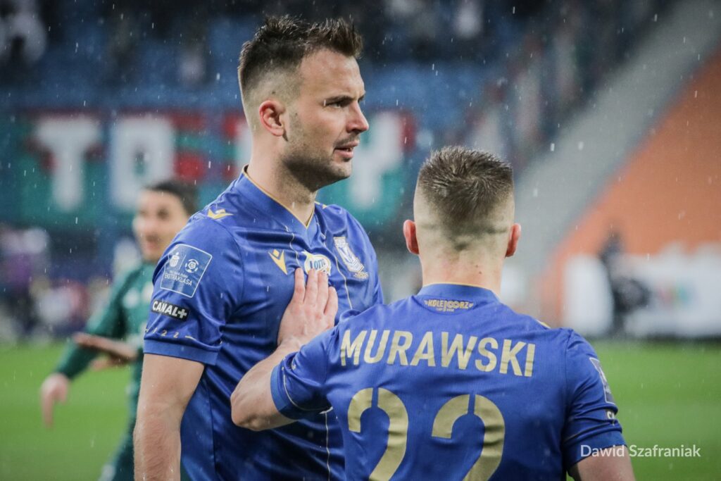 Centrum dowodzenia i bezpieczeństwa – Lech Poznań z poukładanym środkiem pola