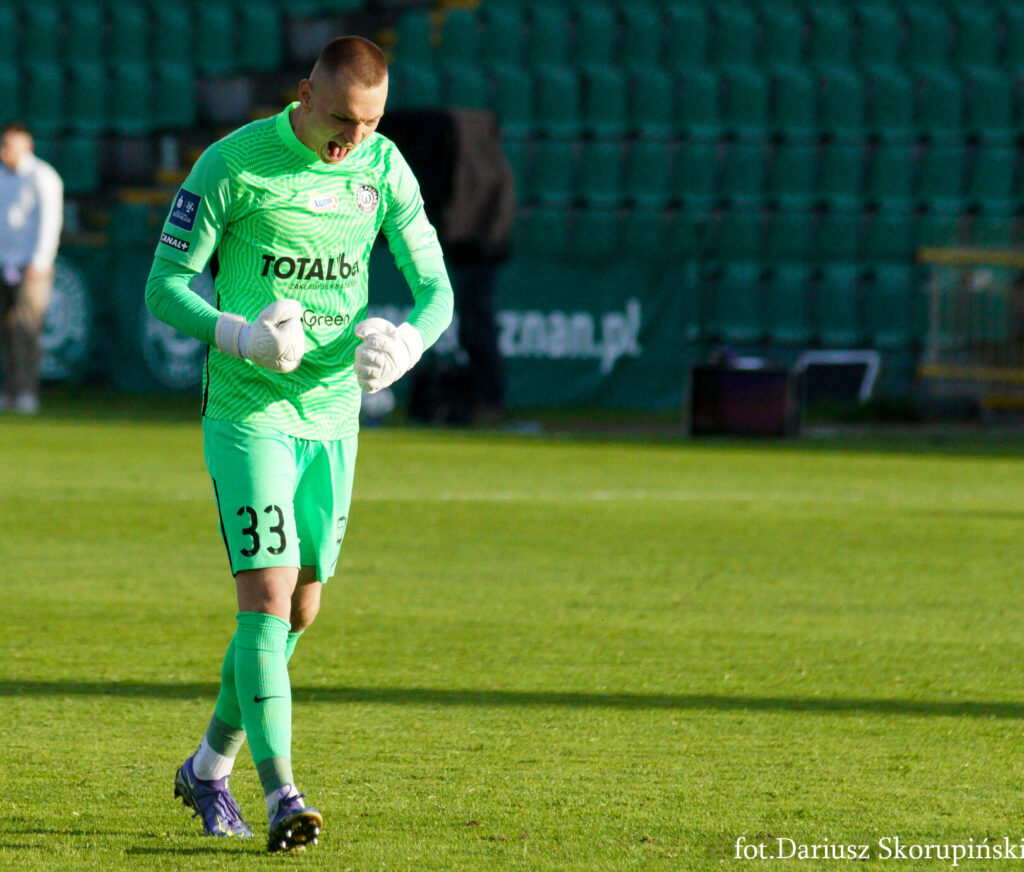 Jędrzej Grobelny oddala Wartę od strefy spadkowej – świetna passa młodego bramkarza