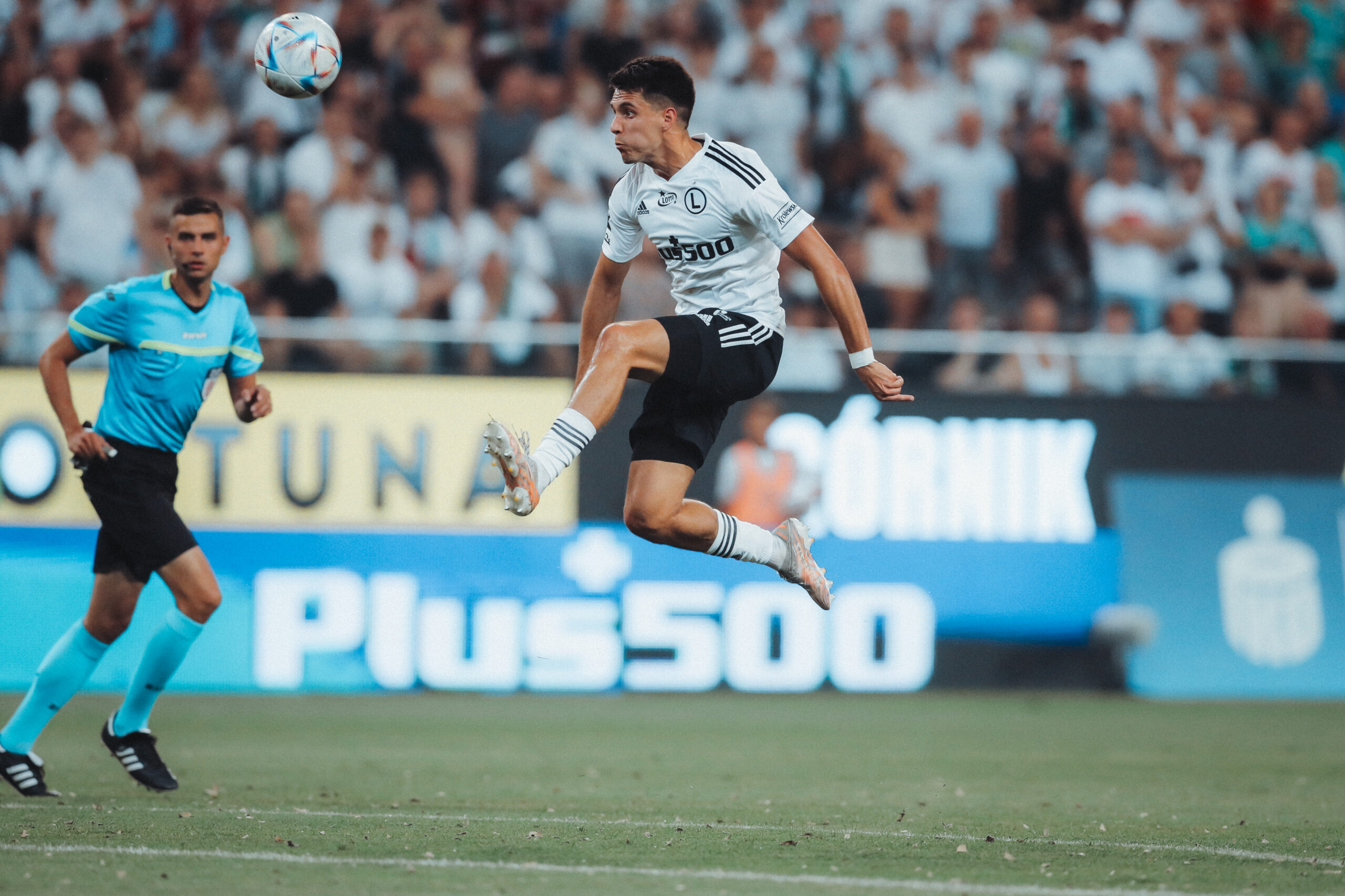 Legia wciąż w tyle za Rakowem. „Wojskowi” z problemami