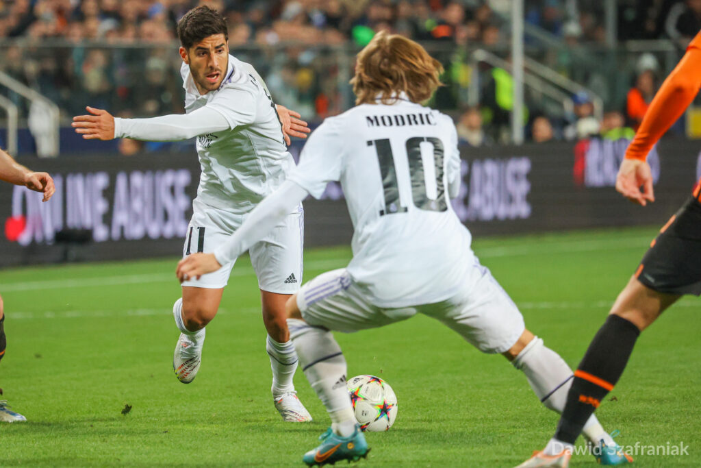 Real Madryt dotrzymuje kroku Barcelonie