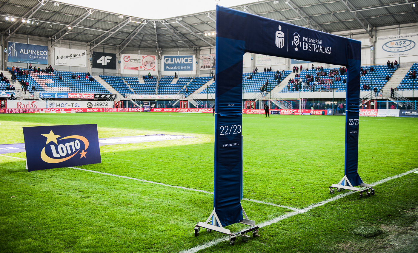 Marketing w klubach PKO Ekstraklasy a frekwencja. Co robią kluby, by więcej kibiców przyszło na stadion?