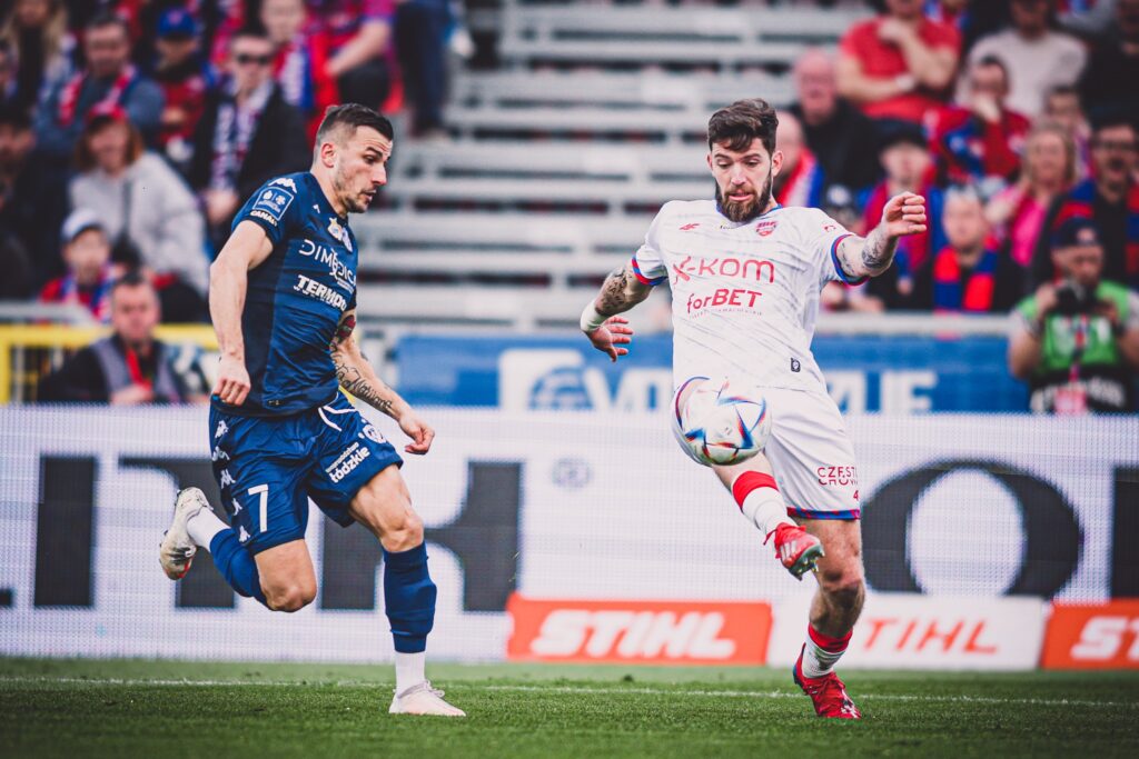 Widzew Łódź przegrywa z Rakowem Częstochowa