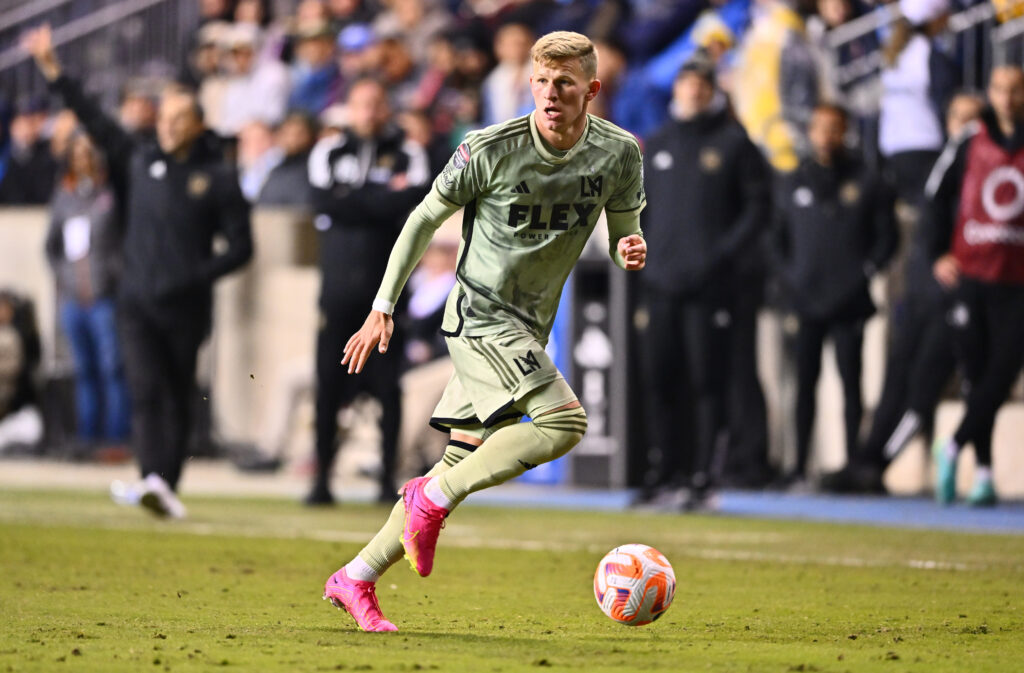 Co Mateusz Bogusz robi za oceanem?