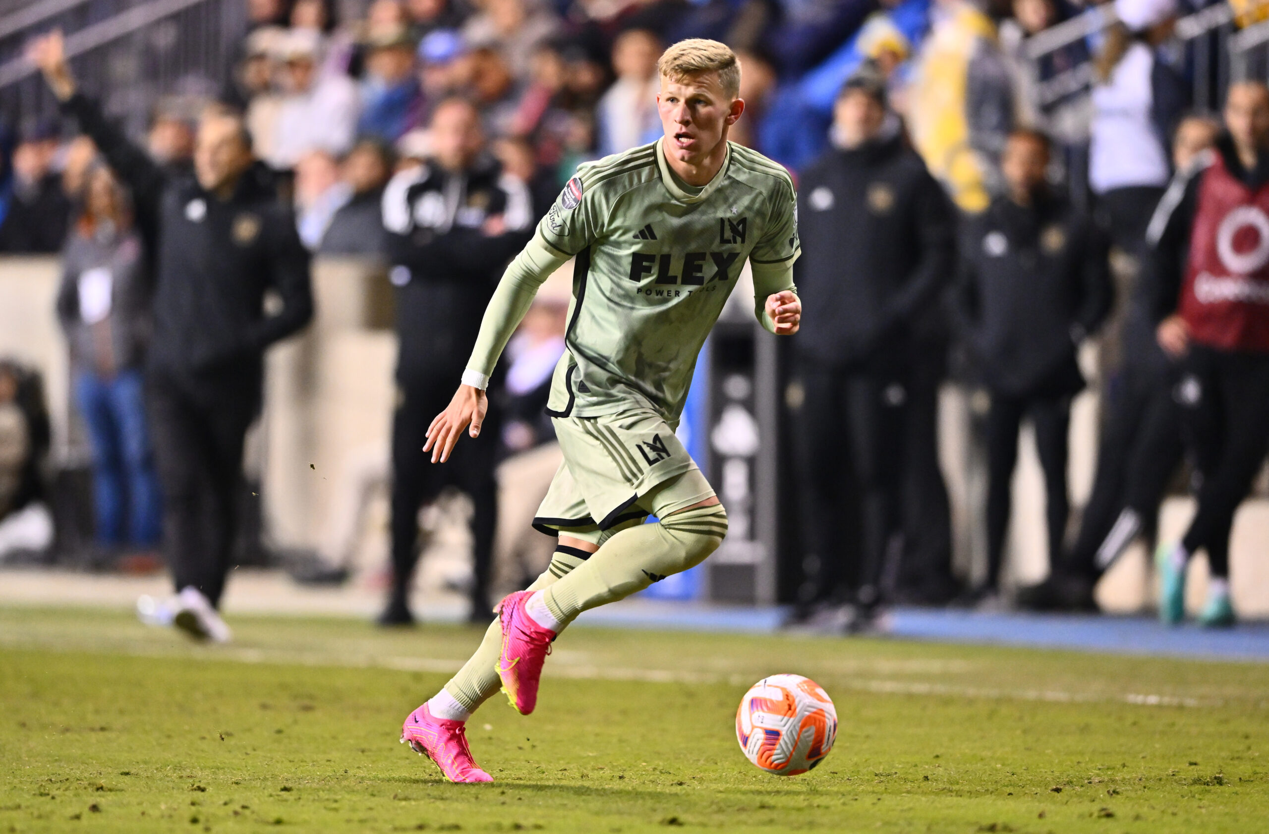 Co Mateusz Bogusz robi za oceanem?