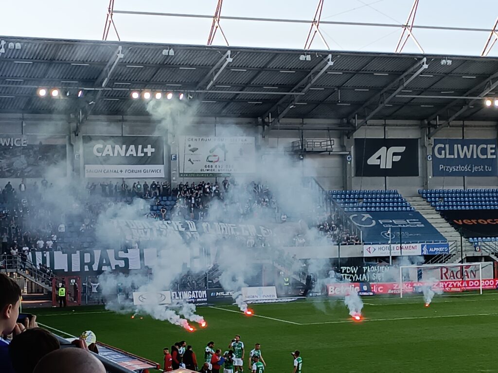 Piast żegnał legendę, kibice Lechii żegnali zdrowy rozsądek