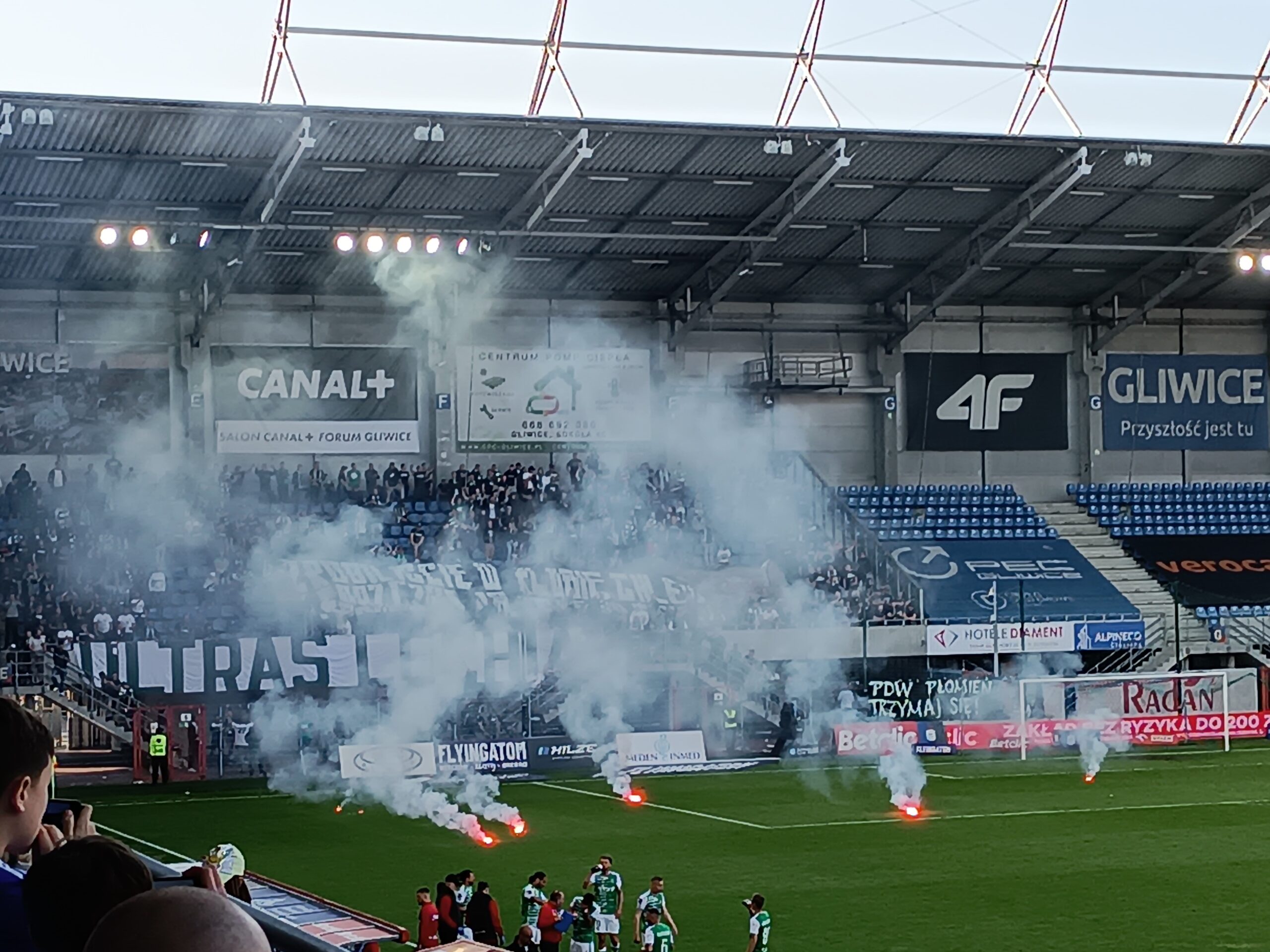 Piast żegnał legendę, kibice Lechii żegnali zdrowy rozsądek