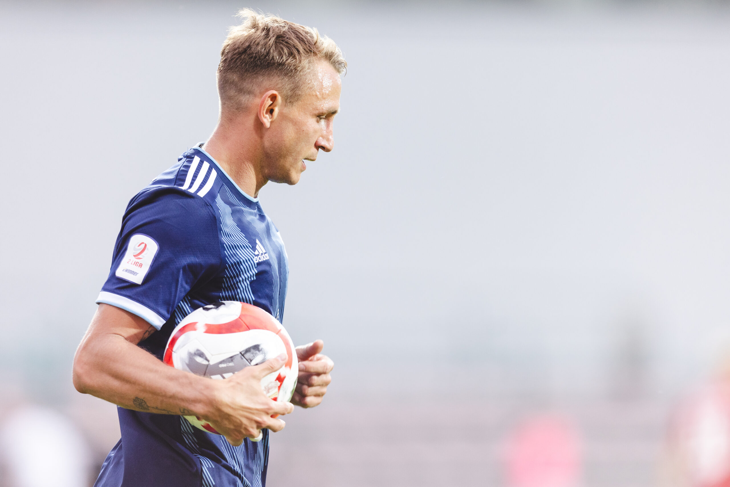 Kotwica Kołobrzeg liderem 2. ligi! KKS Kalisz poległ nad morzem