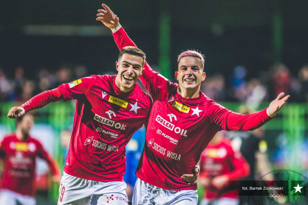 Wisła Kraków zgarnia komplet punktów, Miedź ze starymi problemami