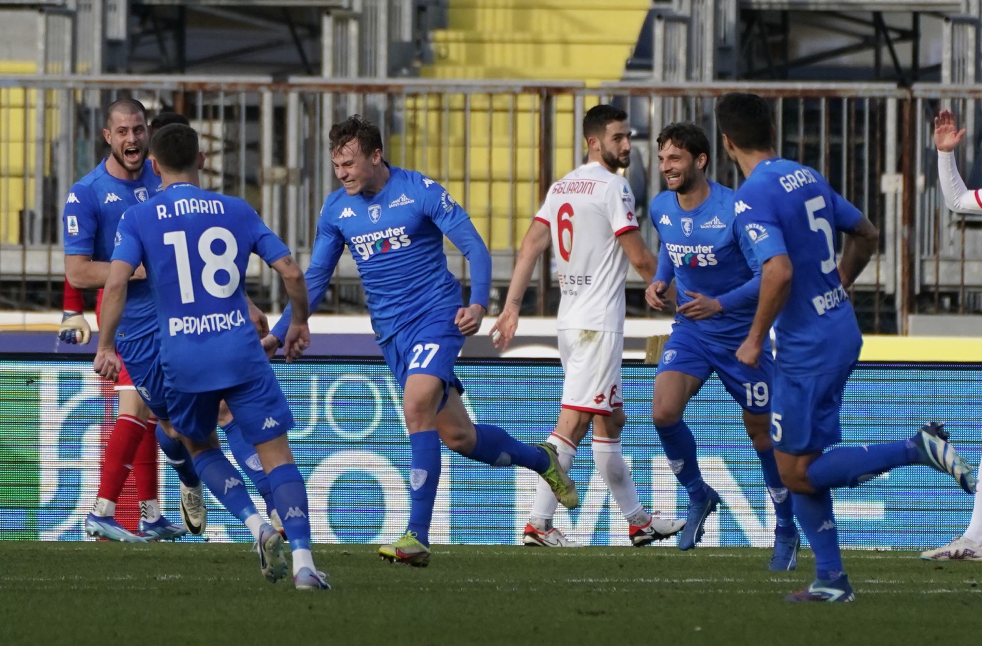 Szymon Żurkowski podaje tlen Empoli