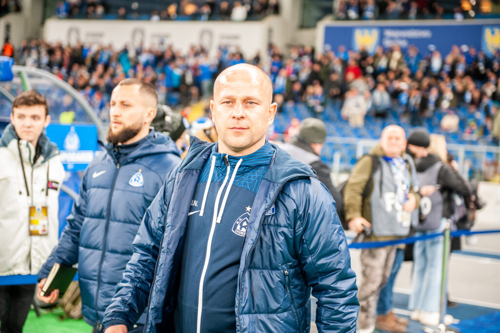 Ruch, Niedźwiedź, debiut