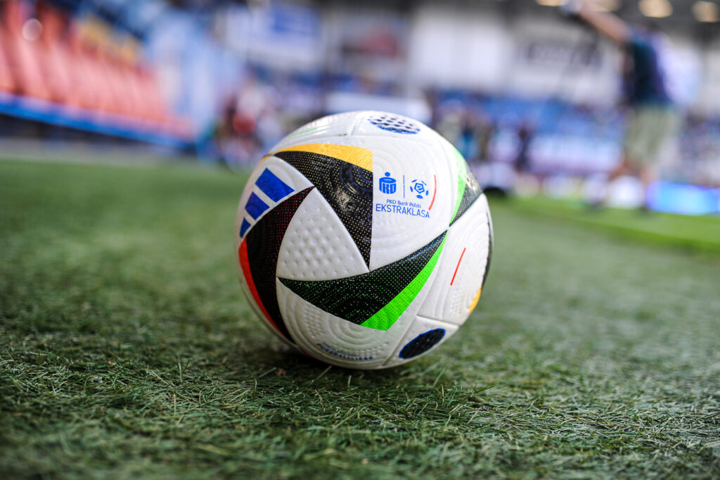 Moda na kibicowanie wraca – sprzedaż karnetów i koszulek