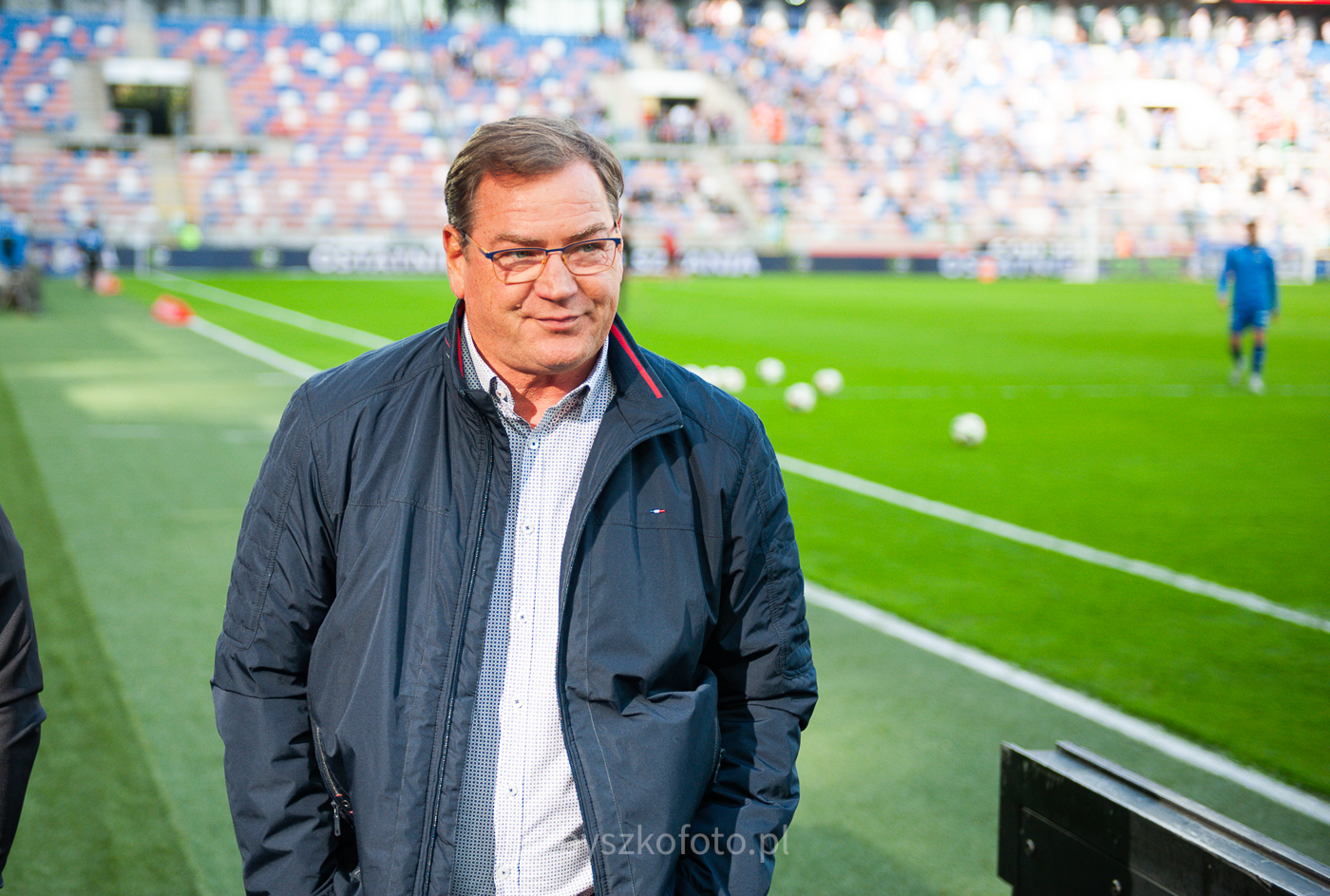 Dobrobyt czy bieda – na którego prawego obrońcę i ustawienie zdecyduje się Jan Urban?