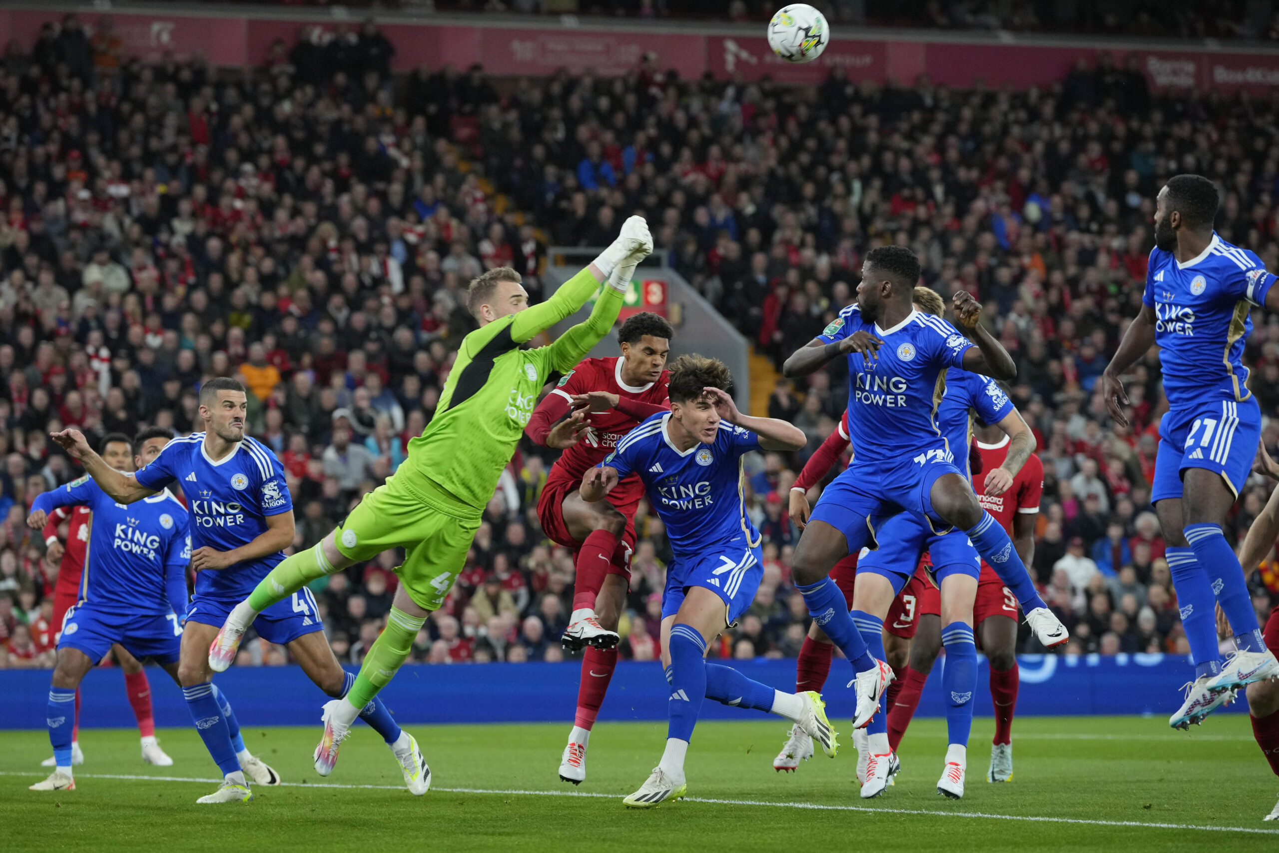 Jakub Stolarczyk z debiutem w Premier League. Nie udało się powstrzymać świetnego Liverpoolu