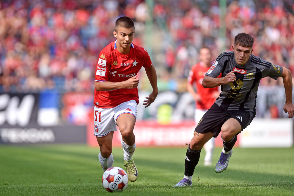 Świetny start Macieja Kuziemki. Kim jest młody zawodnik Wisły Kraków?