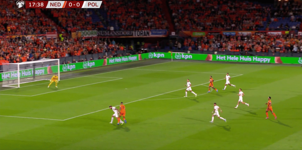 Przemysław Wiśniewski zapoczątkuje tą interwencją swoje wejście na połowę rywala.