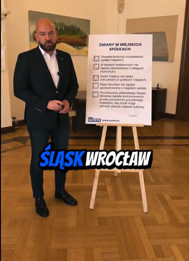 Jacek Sutryk i tablica obietnic. Śląsk Wrocław