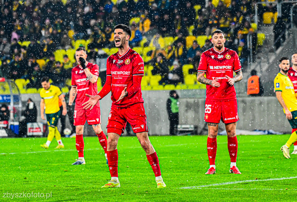 Pycha kroczy przed upadkiem – Widzew Łódź na autostradzie do 1. ligi