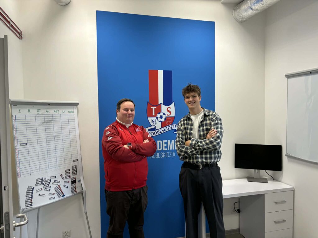 Ksiądz, który buduje ludzi i piłkę. Ks. Marcin Stopka o swojej historii i powołaniu [WYWIAD]