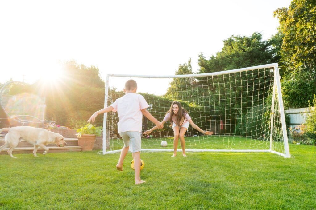 Jak bezpiecznie zakotwiczyć bramkę do piłki nożnej w ogrodzie, by wytrzymała silne uderzenia?