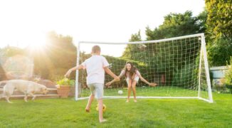 Jak bezpiecznie zakotwiczyć bramkę do piłki nożnej w ogrodzie, by wytrzymała silne uderzenia?