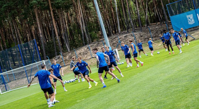 Lech Poznań wygrywa w pierwszym sparingu, obiecujący występ młodych piłkarzy. „Są skupieni na pracy i to najważniejsze”