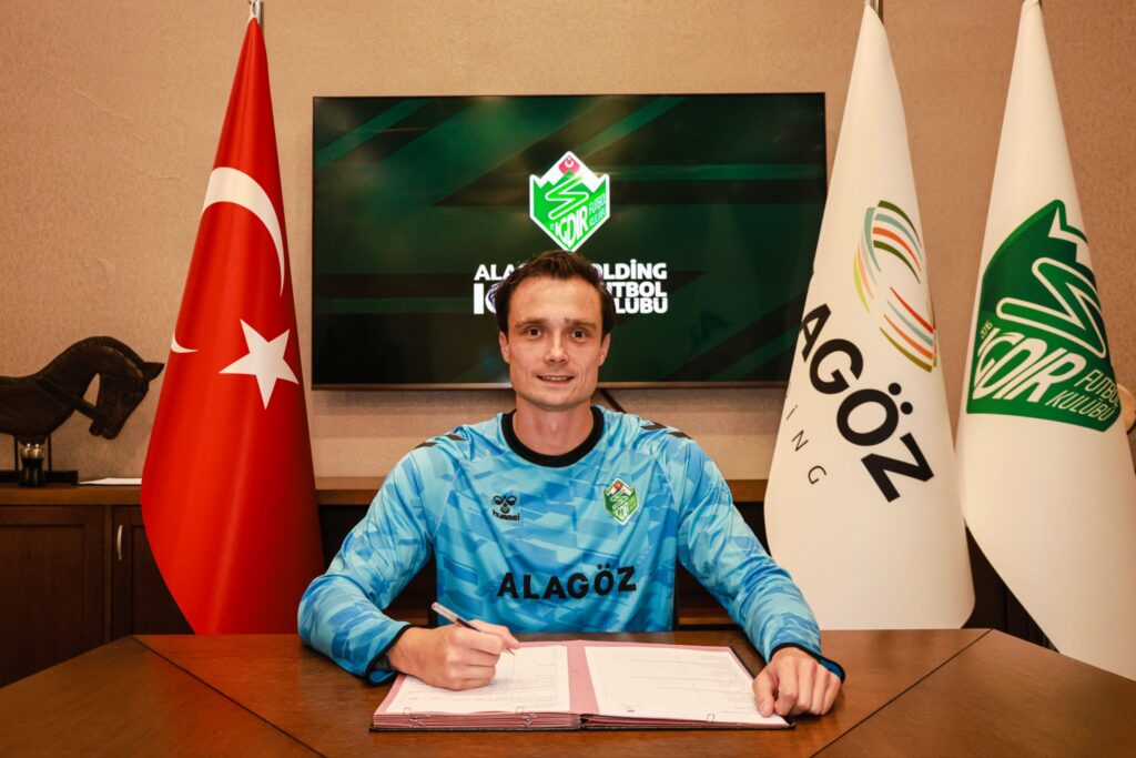 Jakub Szumski zostaje w Turcji! Polski bramkarz podpisał kontrakt z Igdir FK.